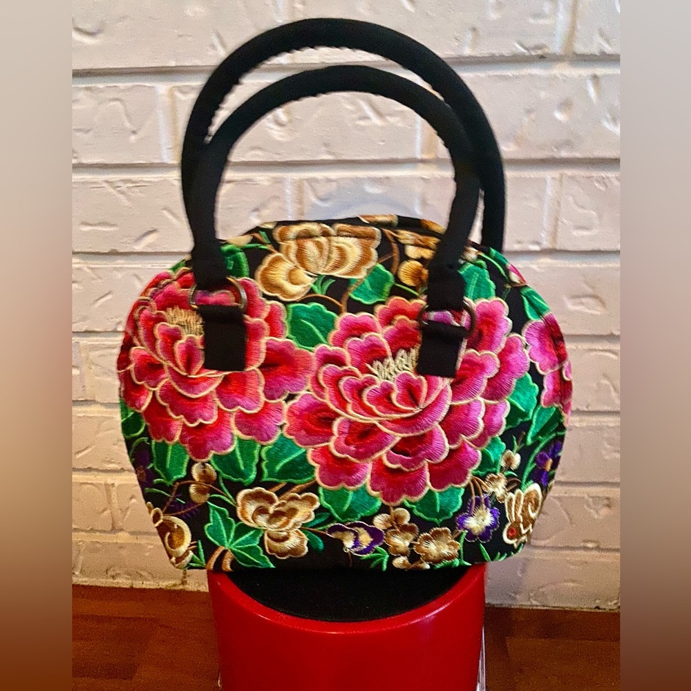 🇨🇦🇨🇦🇨🇦 Embroidery Dome-Style Handbag